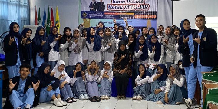 Mahasiswa S1 Keperawatan UMTAS Sukses Melaksanakan Kegiatan SAVARI: Revolusi Pendidikan Kesehatan Reproduksi di Pesantren SMA Amanah Tasikmalaya